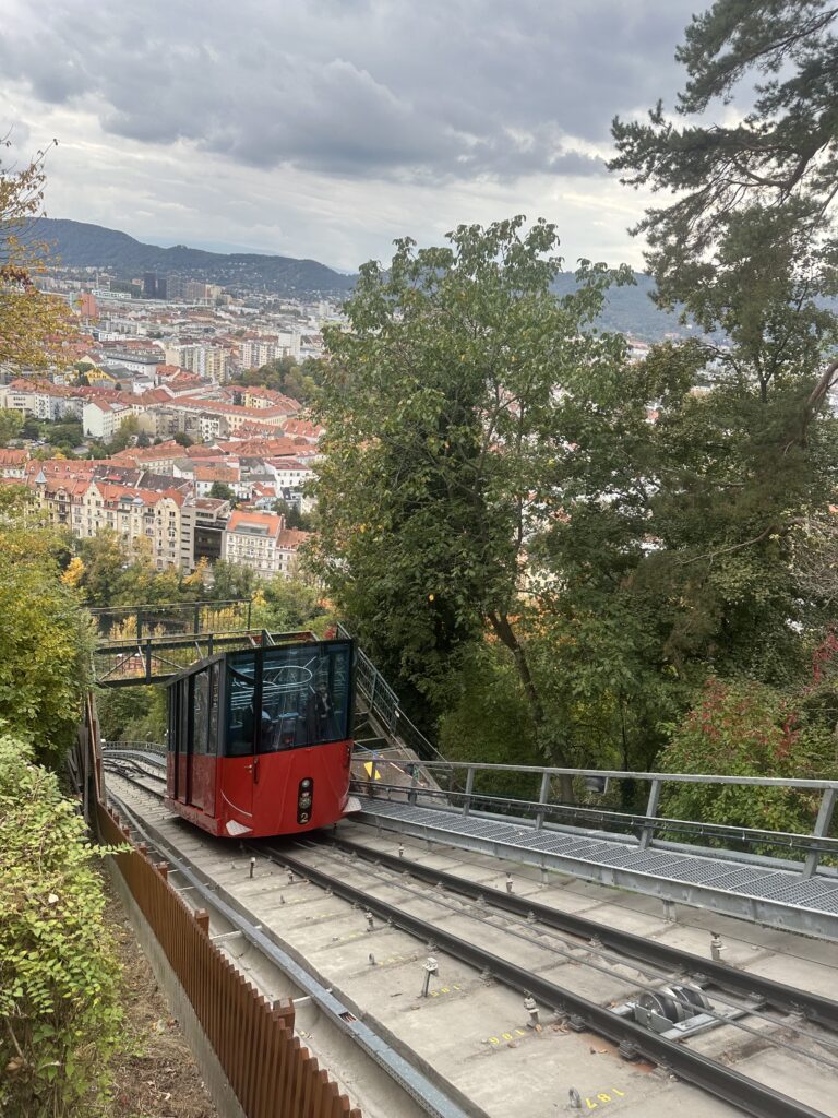 Blick auf die Stadt unter der Grazer Schlossbergbahn