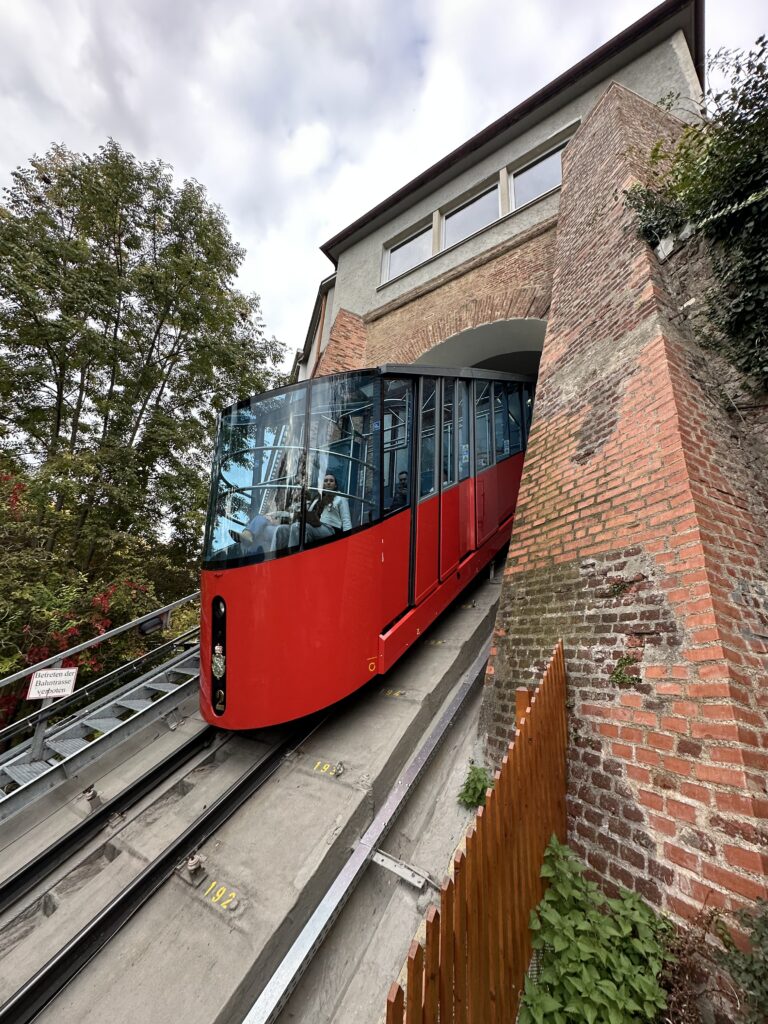 Oben angekommen mit der Schlossbergbahn Graz