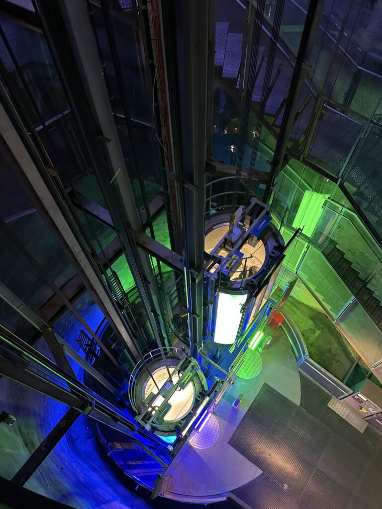 Die Röhre mit den beiden Aufzügen des Schlossberglift Graz