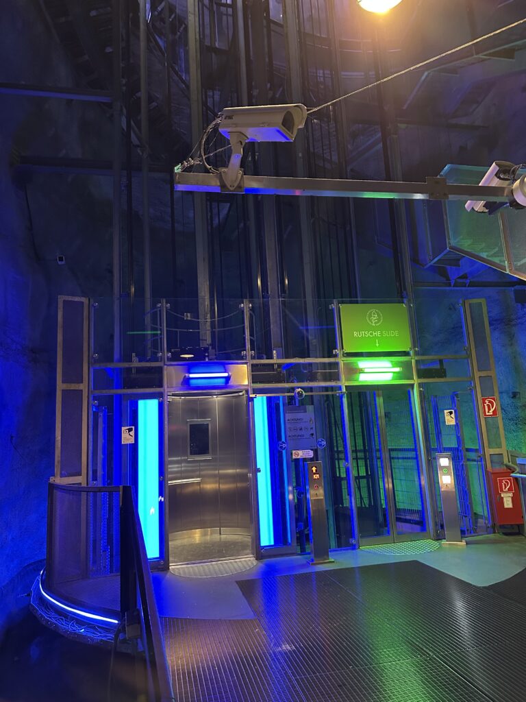 Der Eingang tief im Schlossberg zum Schlossberglift Graz