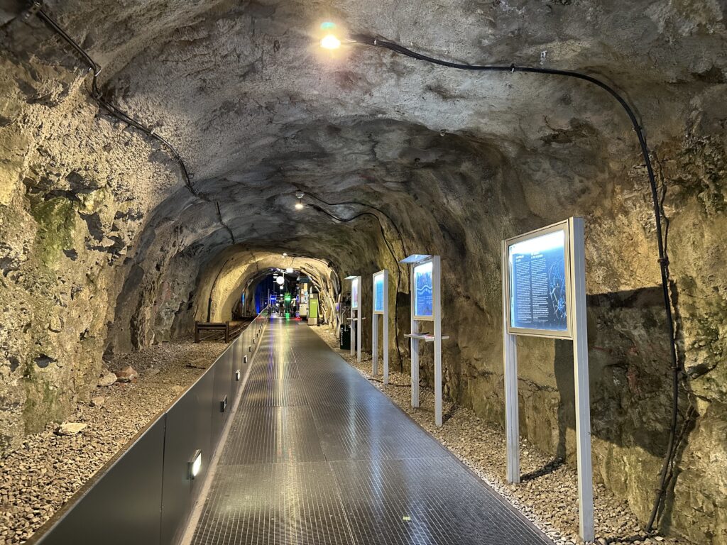 Durch einen Tunnel geht es hinein in den Schlossberg zum Schlossberglift