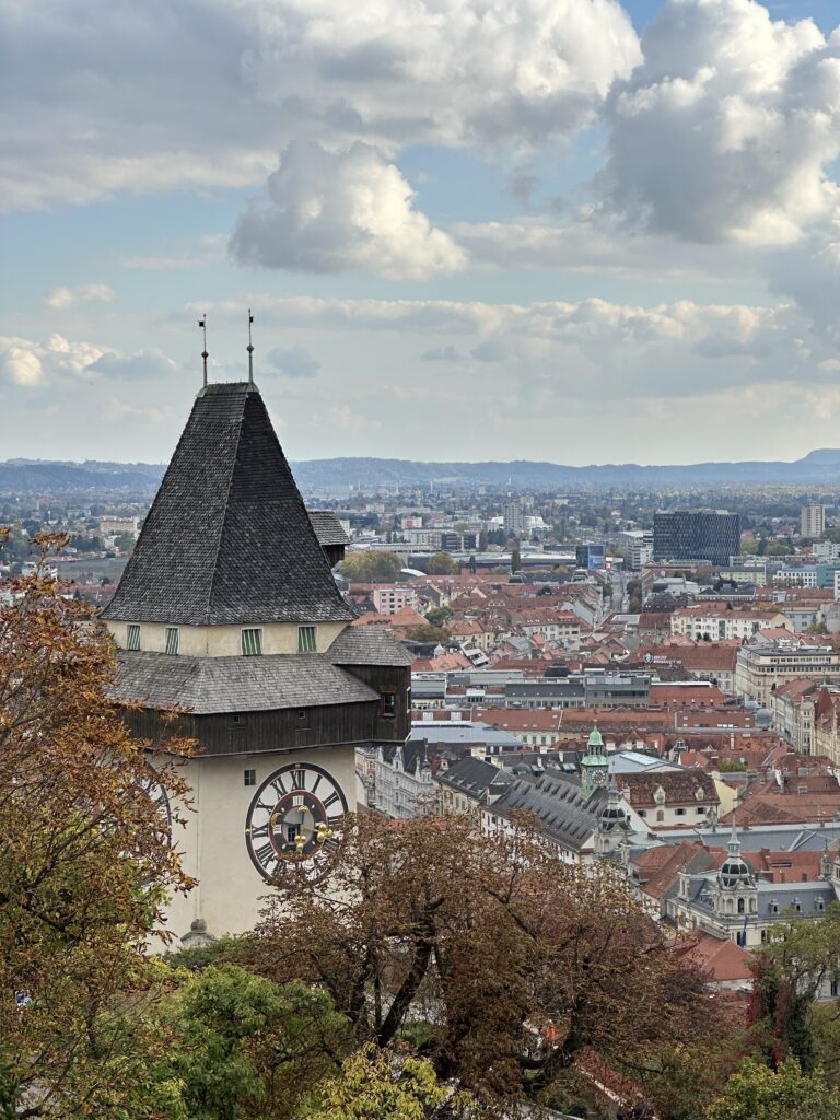 Uhrturm Graz mit Blick auf die Stadt