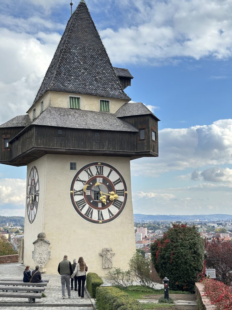 Hoch oben auf dem Schlossberg steht der Uhrturm Graz